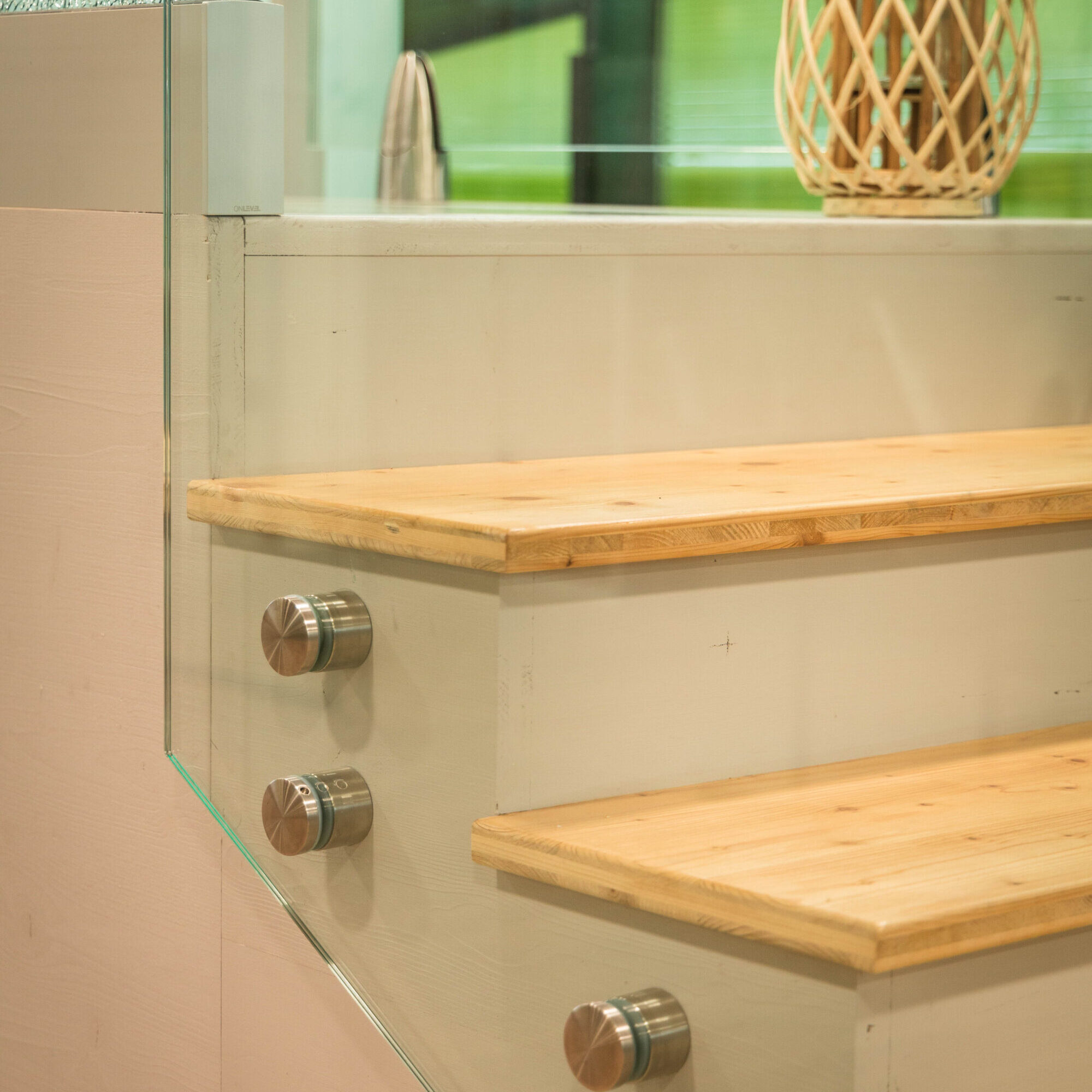 Quels sont les avantages d’un garde-corps en verre feuilleté trempé pour votre escalier ? Pfastatt